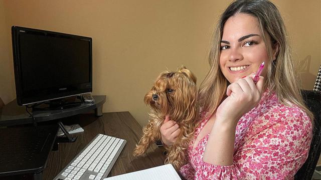 Jessica en Abril Shop, su tienda de ropa en Ataquines