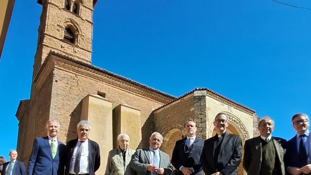 Autoridades en la iglesia de Castroverde de Campos