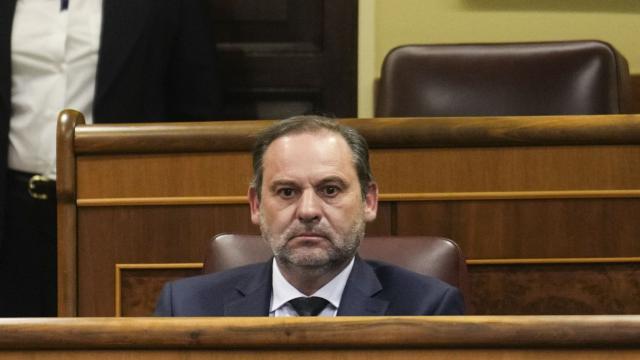 El exministro José Luis Ábalos en su escaño del Congreso de los Diputados.