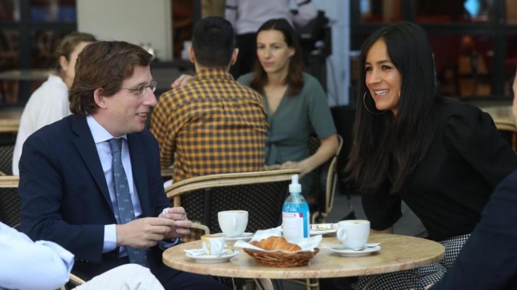 El alcalde José Luis Martínez-Almeida y la ex vicealcaldesa Begoña Villacís durante la pasada legislatura.