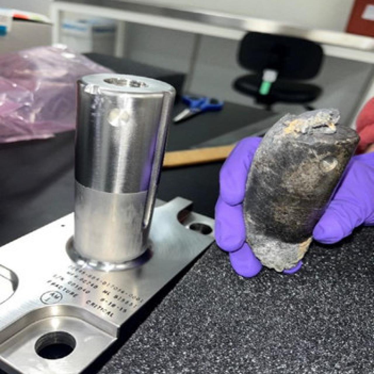 Pedazo de basura espacial que ha impactado contra una casa