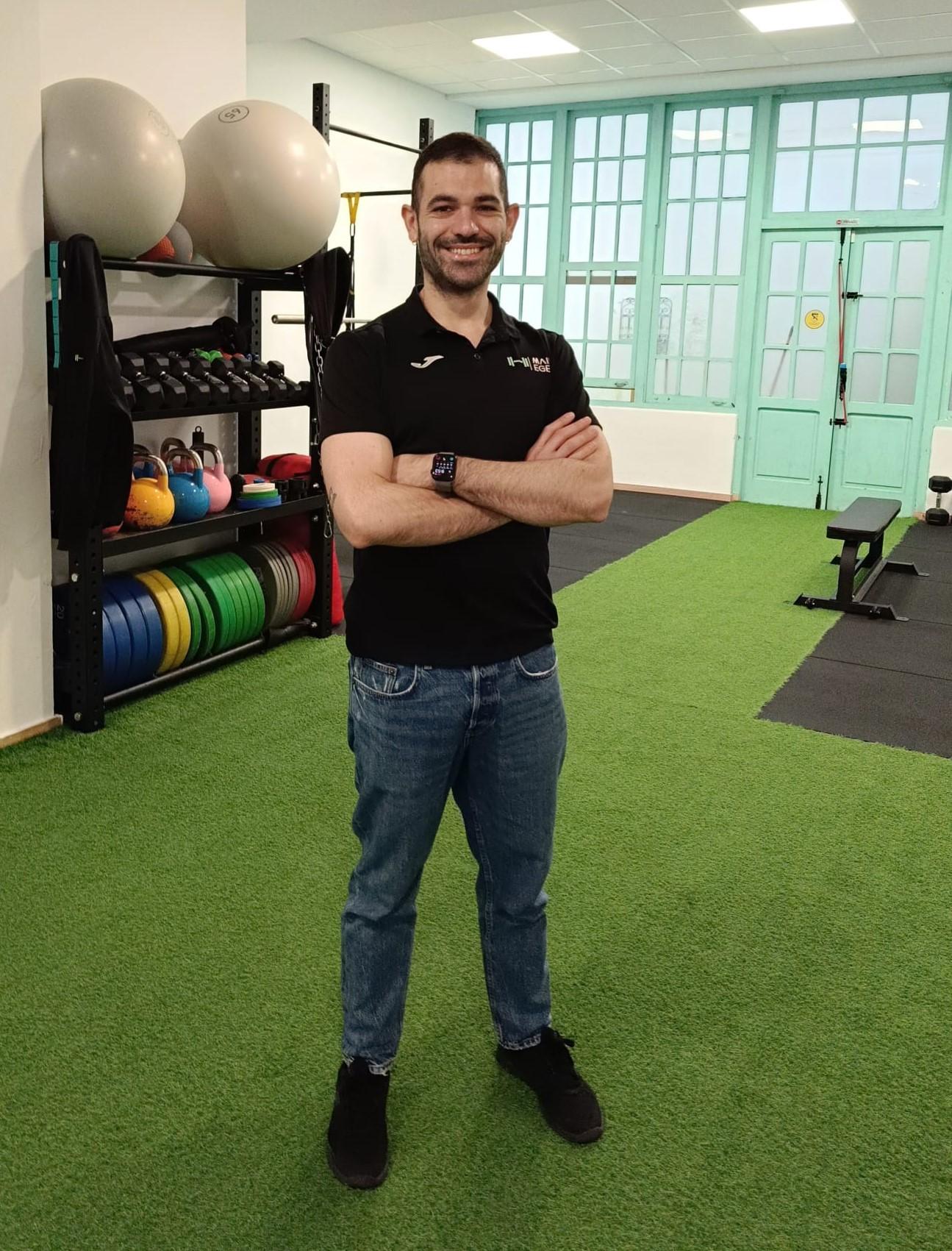 Miguel A. López Egea en el estudio de entrenamiento de Ferrol, en la calle Magdalena