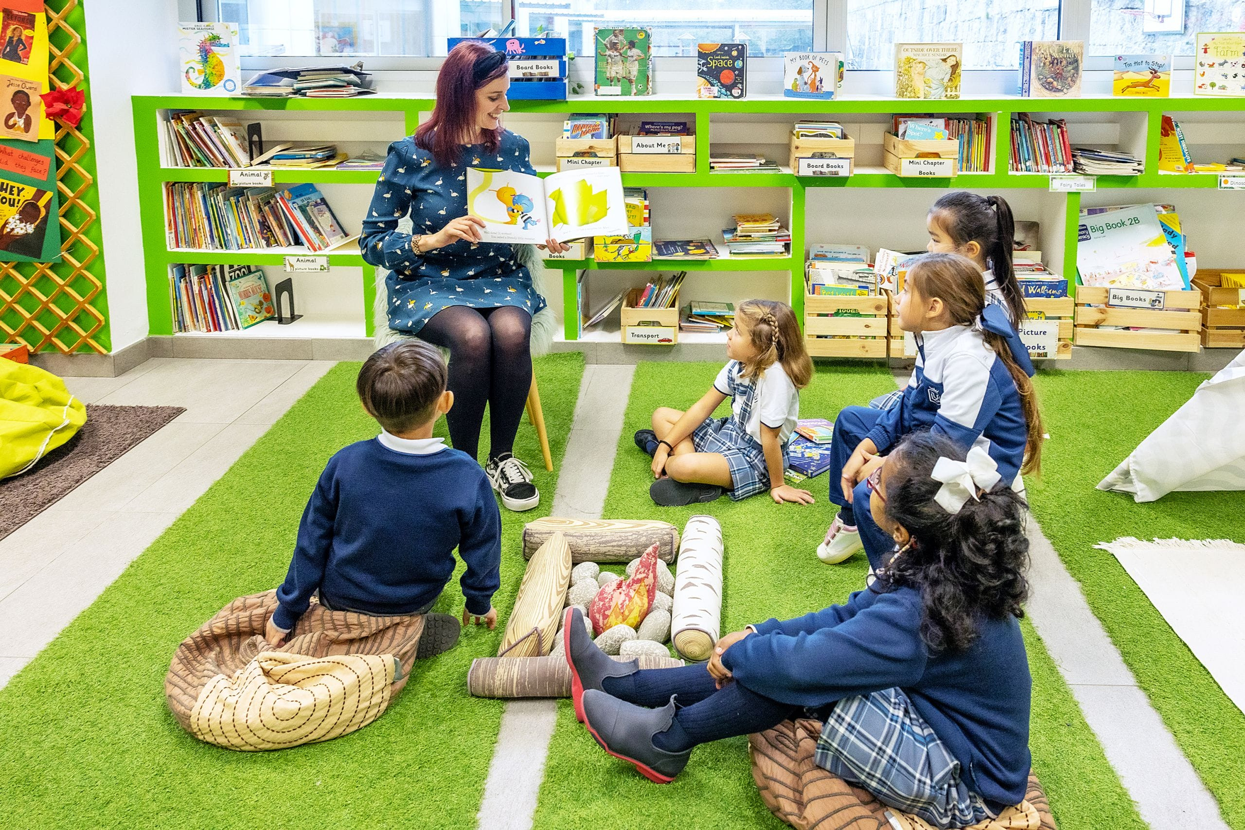 Varios estudiantes atienden a una profesora de O Castro British International School. Foto: Cedida
