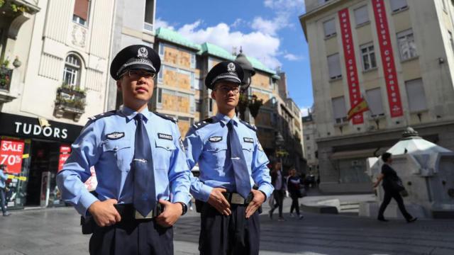 Dos policías chinos patrullan en la calle Knez Mihajlova de Belgrado (Serbia), en septiembre de 2019.