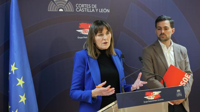 Los procuradores del Grupo Socialista en las Cortes Yolanda Sacristán y Diego Moreno durante la presentación de la iniciativa, este miércoles.