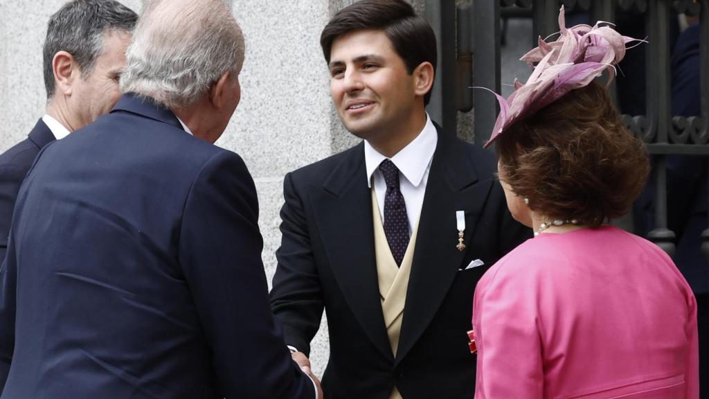 Juan Urquijo recibiendo el emérito Juan Carlos en la boda de su hermana con Martínez-Almeida.