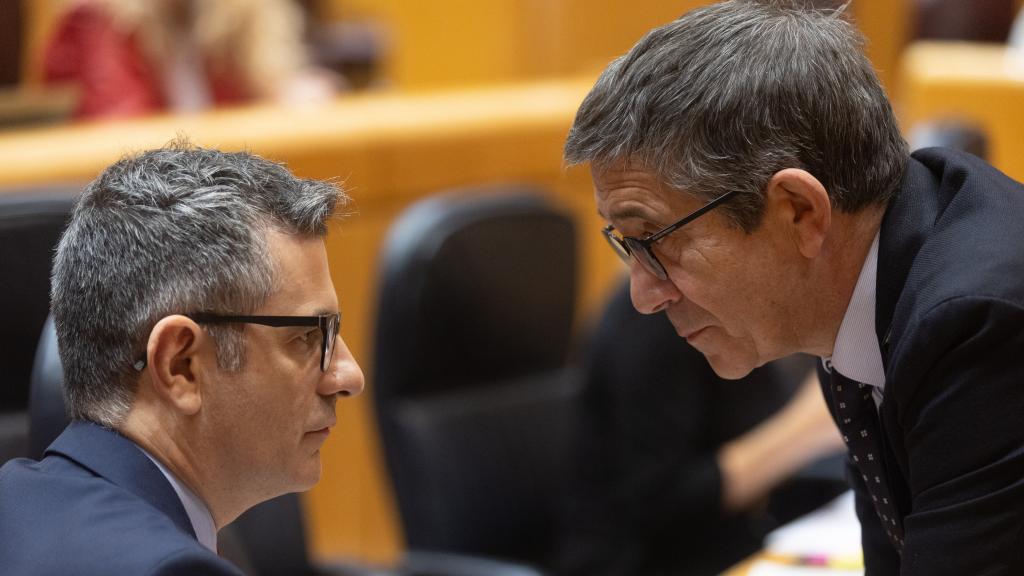 El ministro de Presidencia, Félix Bolaños, y el portavoz del PSOE en el Congreso, Patxi López, en un pleno celebrado el pasado 10 de enero.