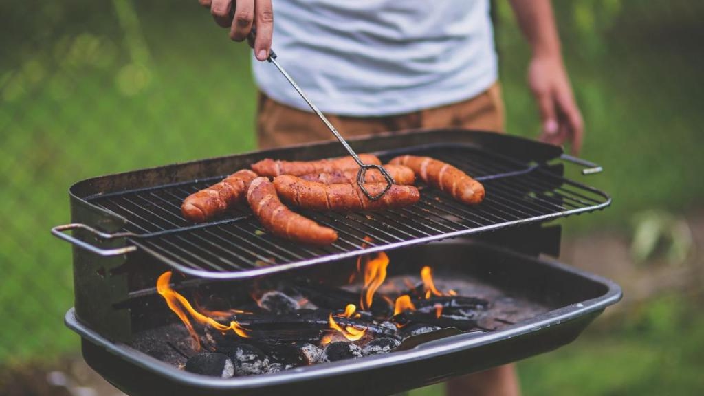 Imagen de archivo de una persona haciendo una barbacoa.