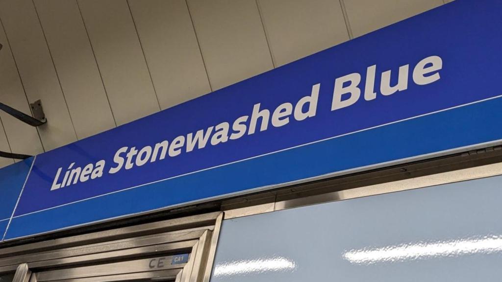 Rotulo de la línea 10 de Madrid.