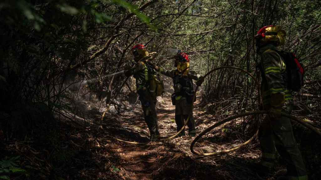 Agentes de los equipos de bomberos trabajan en el lugar del incendio, a 16 de abril de 2024, en Crecente.