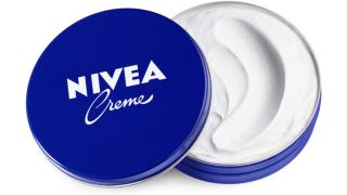 Adiós a las alas de murciélago: el sencillo truco con crema Nivea para tonificar los brazos que triunfa en España