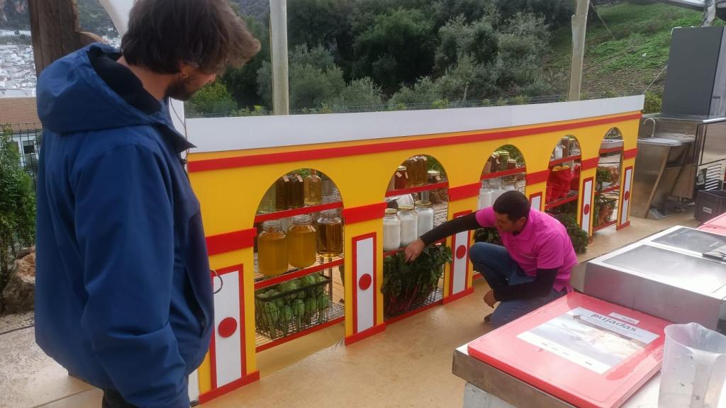 Ismael, con el cocinero Ale Alcántara en los exteriores de MasterChef, en Ubrique