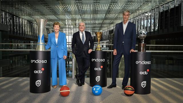 De izquierda a derecha: Elisa Aguilar, presidenta de la FEB; José Bogas, consejero delegado de Endesa; y Antonio Martín, presidente de la ACB