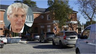 Richard Gere y entrada de La Moreleja, en Madrid.