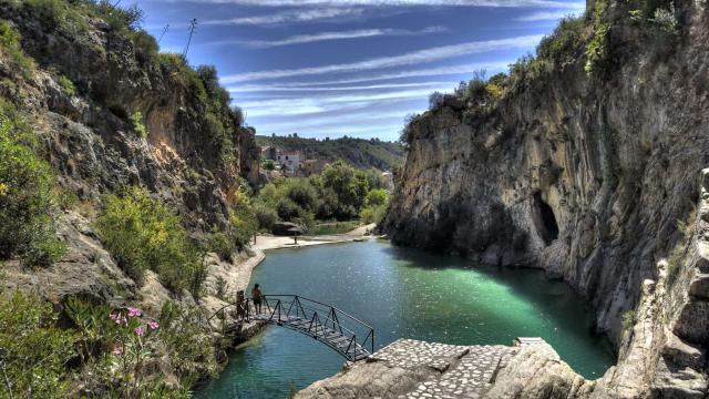 El pueblo de Valencia rodeado de un paraje natural con aguas cristalinas y cascadas. Turisme CV