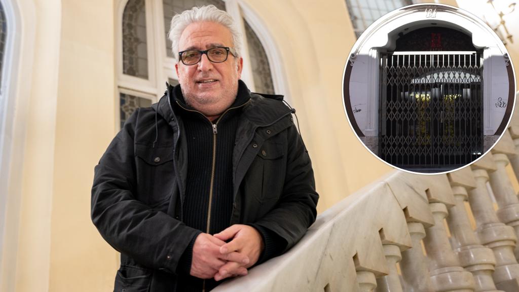 Leo Harlem junto a la imagen del antiguo bar de Valladolid en el que trabajó como camarero