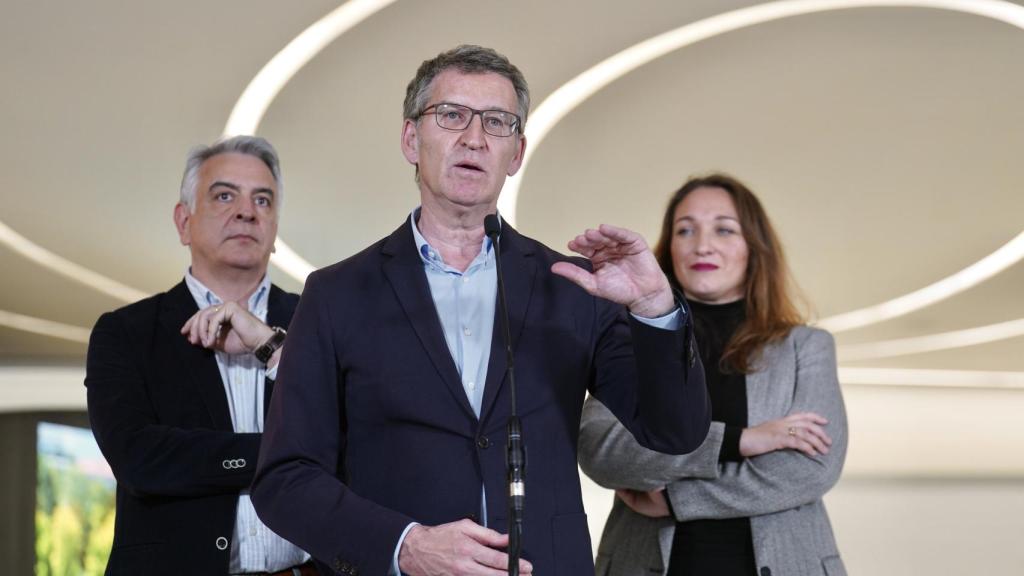 Feijóo, este jueves en Guipúzkoa, con Javier de Andrés y Muriel Larrea.