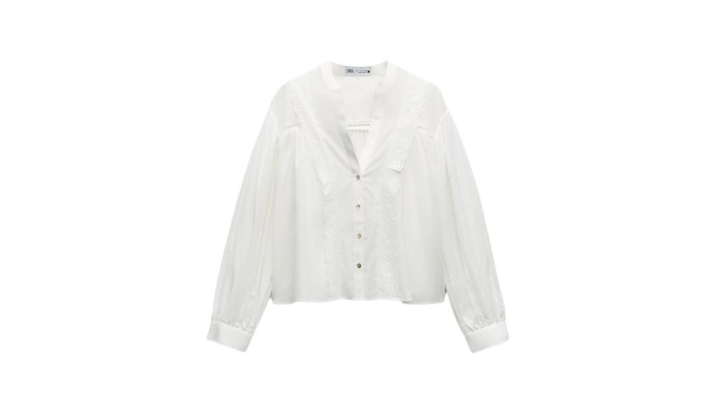 Camisa con volantes entredoses, Zara (25,99 €).