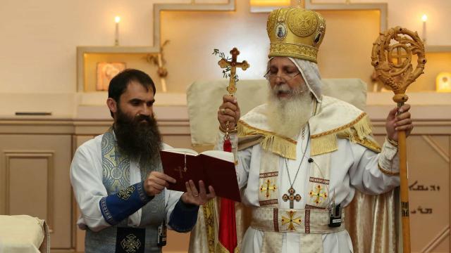 El obispo Mar Mari Emmanuel, herido en un ataque terrorista en Sídney, durante una misa.