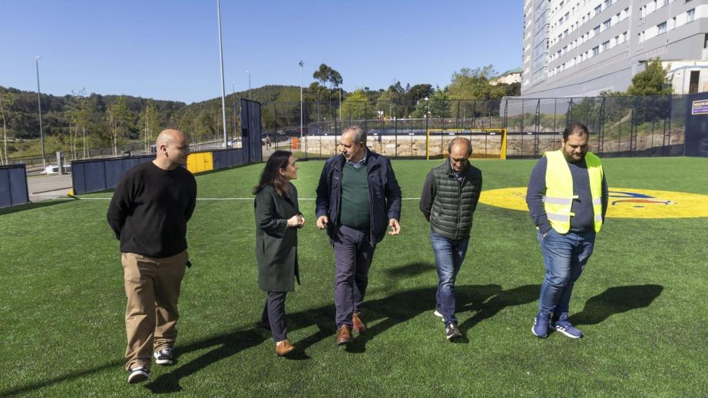 Inés Rey y Manuel Vázquez visitaron la Cruyff Court de Novo Mesoiro