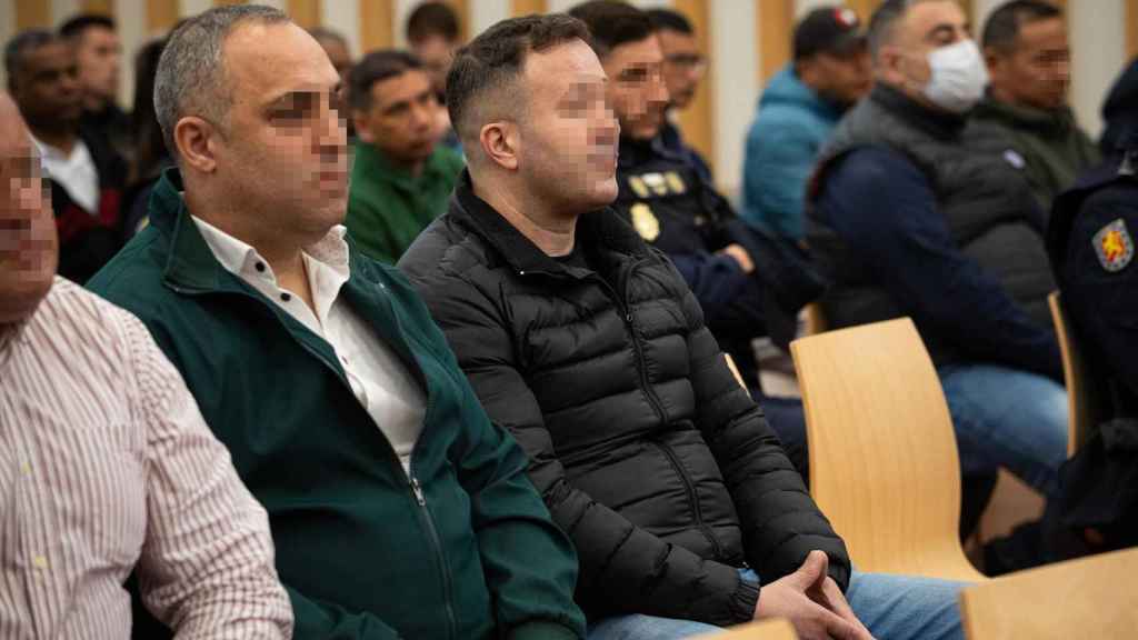 Juan Carlos Santórum (centro) en el banquillo en el que se sientan también otros 27 acusados por el alijo de 3,8 toneladas de cocaína intervenidas en altamar, en el buque MV Karar, en abril de 2020.