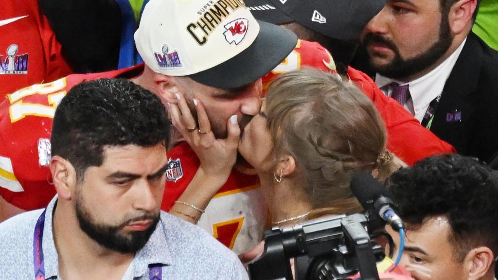 Travis Kelce y Taylor Swift, durante la celebración del Superbowl.