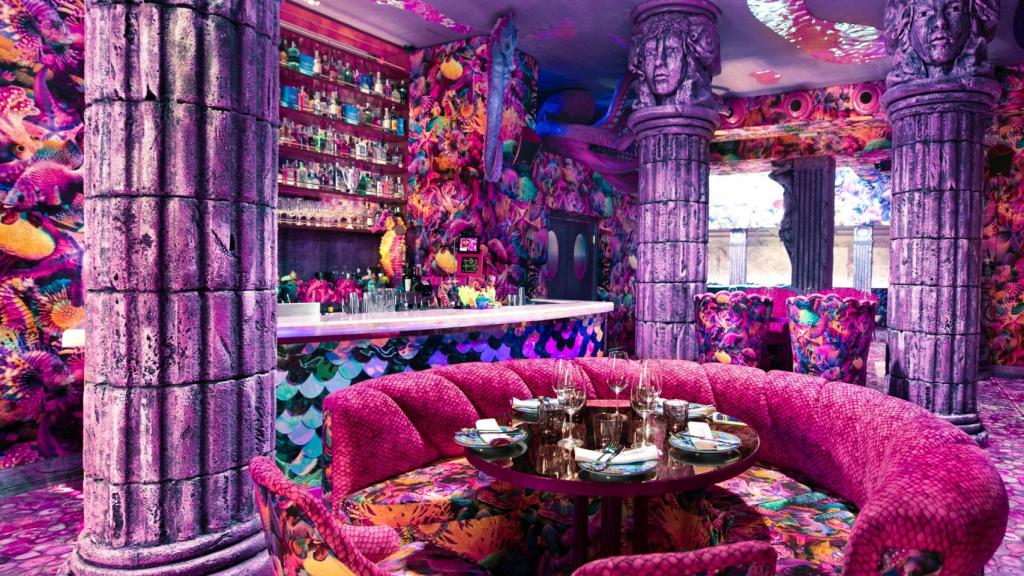 El salón principal con una barra de coctelería.