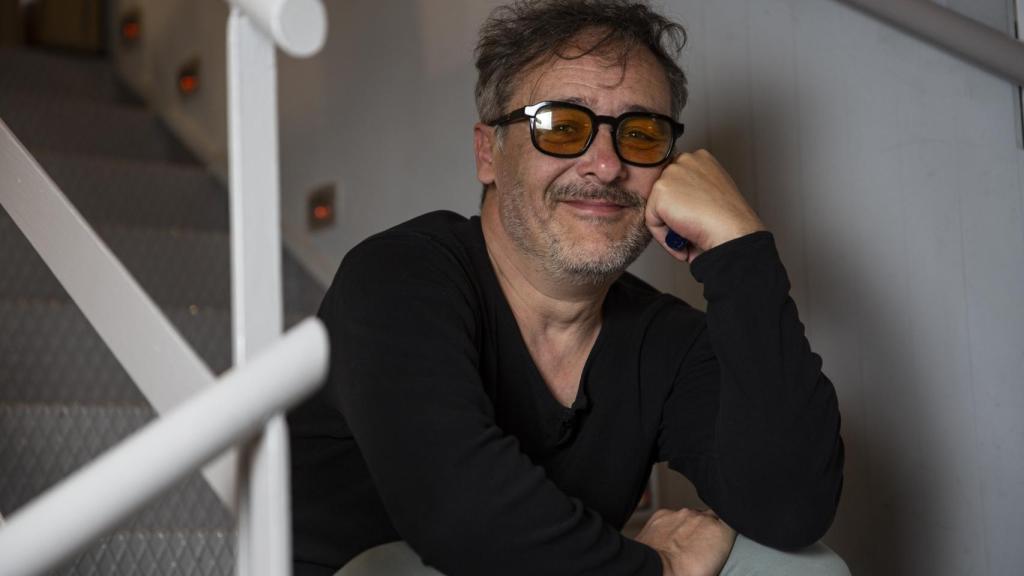 Santi Balmes en la escalera de la librería donde ha presentado su libro.