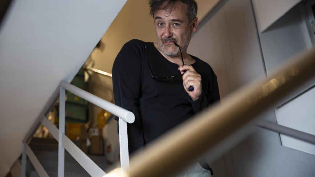 Santi Balmes, en la escalera de la librería donde ha presentado su nueva obra.