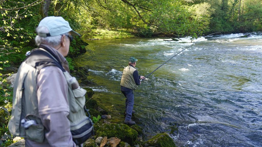 Un pescador en el río Narcea, donde se ha capturado el primer salmón de la temporada.