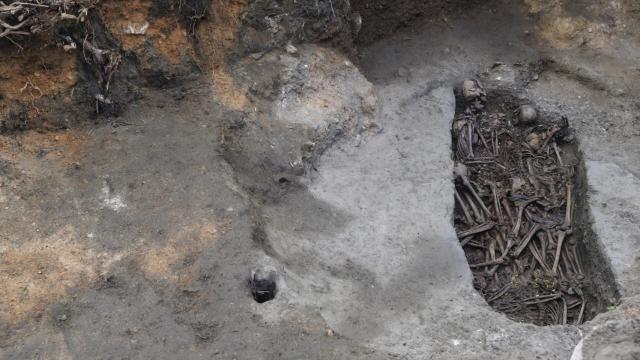 Imagen de una de las fosas comunes desenterradas en el barranco de Víznar.