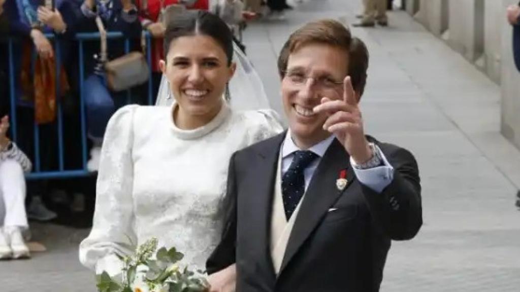 El alcalde de Madrid, José Luis Martínez Almeida, y su esposa, Teresa Urquijo, a su salida de la iglesia de San Francisco de Borja de Madrid, el 6 de abril.
