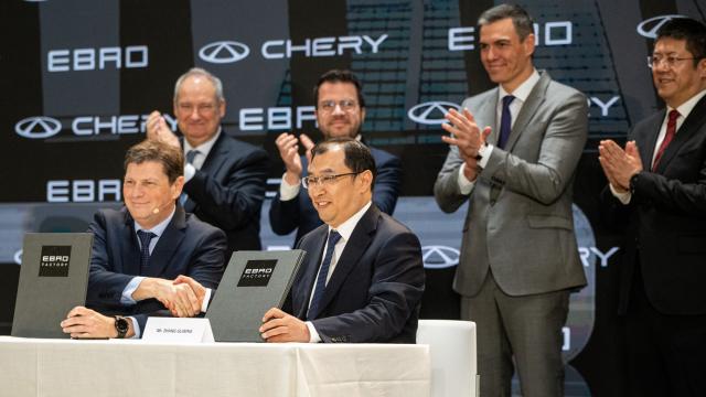 En la primera fila, el CEO de Ebro, Pedro Calef; y el vicepresidente internacional de Chery, Guibing Zhang; y en la segunda fila, el ministro de Industria, Jordi Hereu; el president de la Generalitat, Pere Aragonès; el presidente del Gobierno, Pedro Sánchez, y el vicegobernador de la provincia china de Anhui, Shan Xiangqian, durante la firma del acuerdo entre Ebro y Chery.