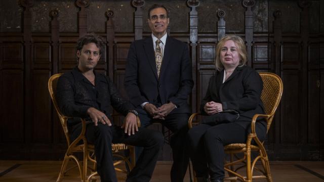 El doctor en ingeniería José Luis Cordeiro (c) es autor del libro 'La muerte de la muerte' y se ha convertido en uno de los adalides del rejuvenecimiento celular y la criopreservación; a la izquierda, Max Olivier, cuyo padre reposa en una clínica de Rusia; el cerebro de Javier Ruiz Álvarez, marido fallecido de Lia Asatiani (d), se localiza en una clínica alemana.