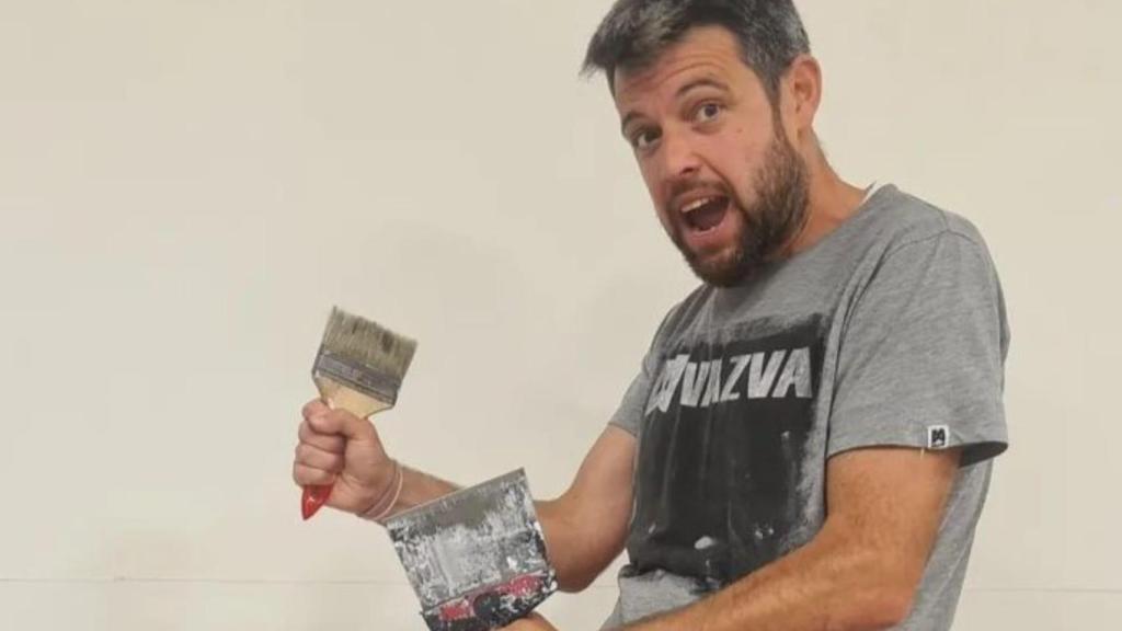 El pintor coruñés en su estudio