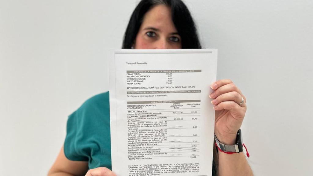 Ana, mujer de Guardia Civil, con el seguro de vida  con una sobreprima  por ser profesión de riesgo para los seguros.