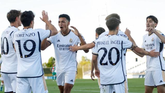 Los jugadores del Real Madrid Castilla celebran un gol frente al Alcoyano.