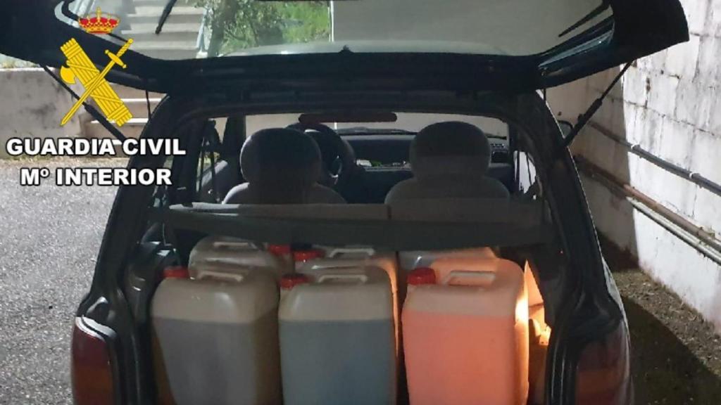 Garrafas con gasóleo incautadas por a Guardia Civil