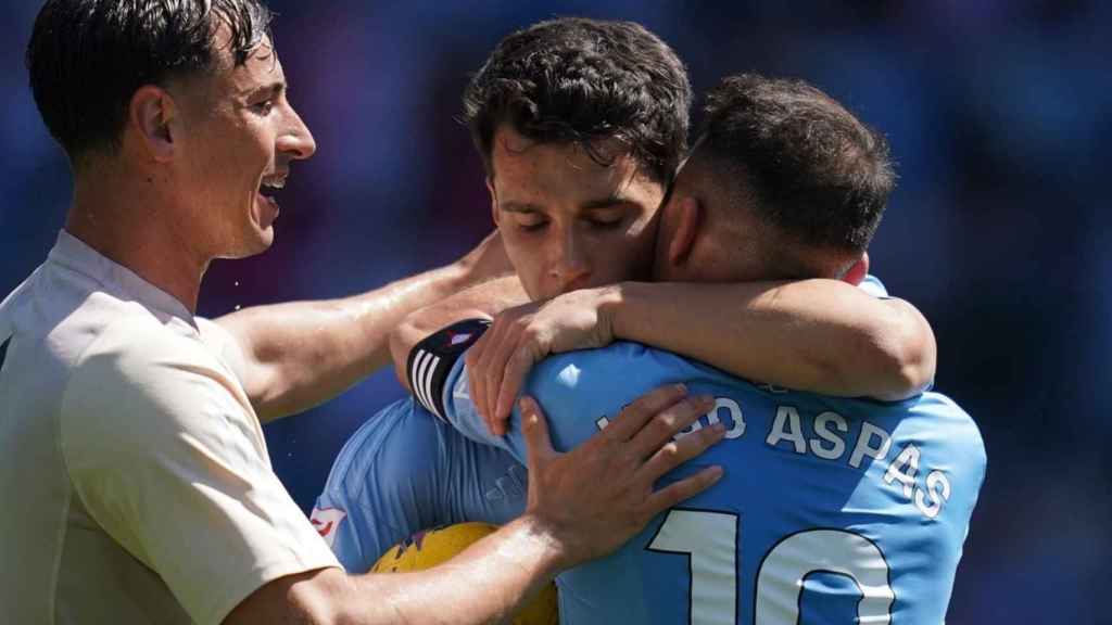 Allende, Douvikas y Aspas tras un gol.