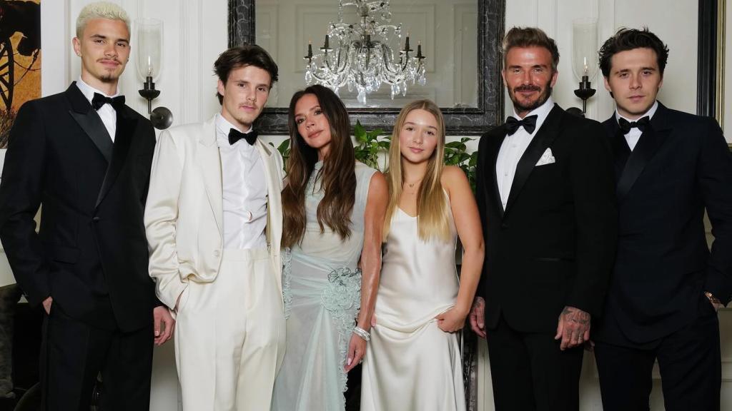 Victoria y David Beckham con sus hijos, en el 50 cumpleaños de ella.