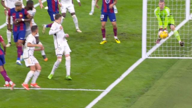 El VAR revisa un posible gol fantasma del FC Barcelona en El Clásico