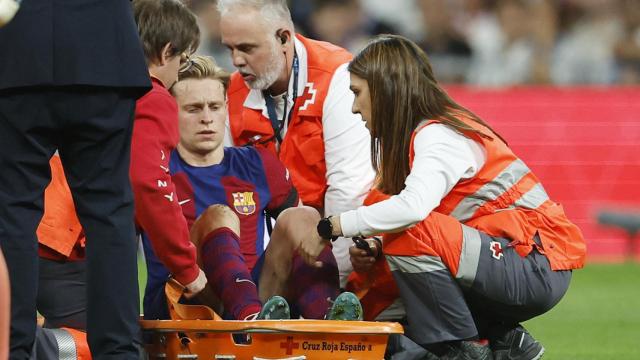 Frenkie de Jong, retirado en camilla durante El Clásico.