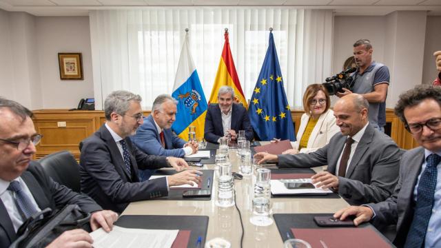 El secretario de Estado de Política Territorial, Arcadi España, con el ministro de Política Territorial, Ángel Víctor Torres, y el presidente de Canarias, Fernando Clavijo.