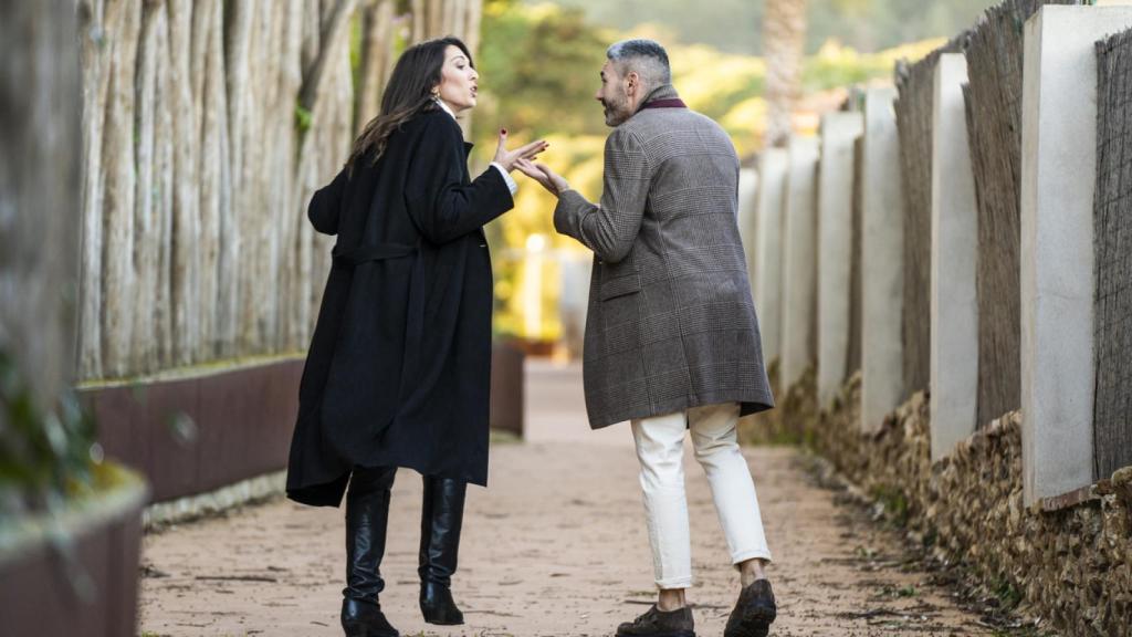 Pareja discutiendo durante el paseo.