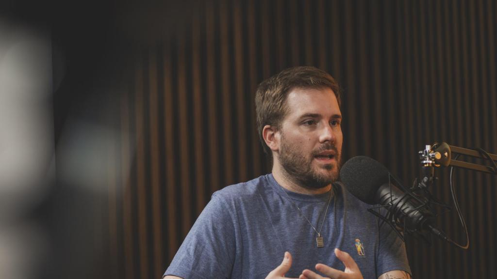 Javier Ruescas nació en Madrid en 1987 y es uno de los autores de literatura juvenil más reconocidos