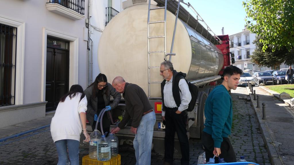 Un camión cisterna abastece a una localidad afectada.