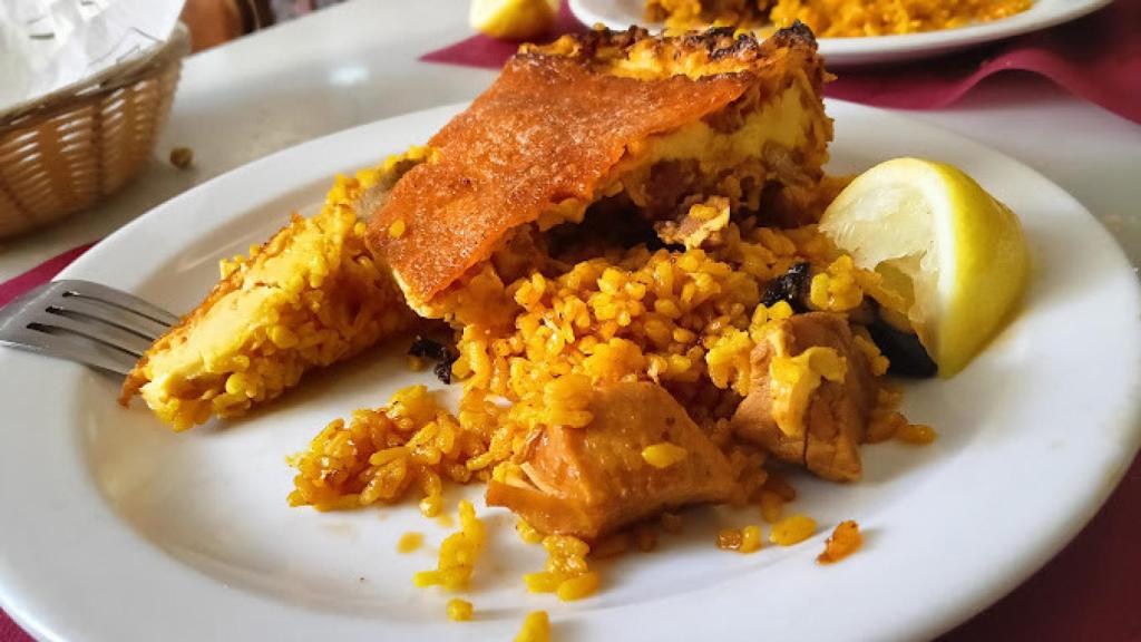 Un plato de arroz con costra.