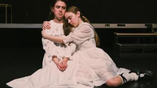 Valèria Sorolla y María  Cerezuela en un ensayo de 'Primera sangre'. Foto: Luz Soria