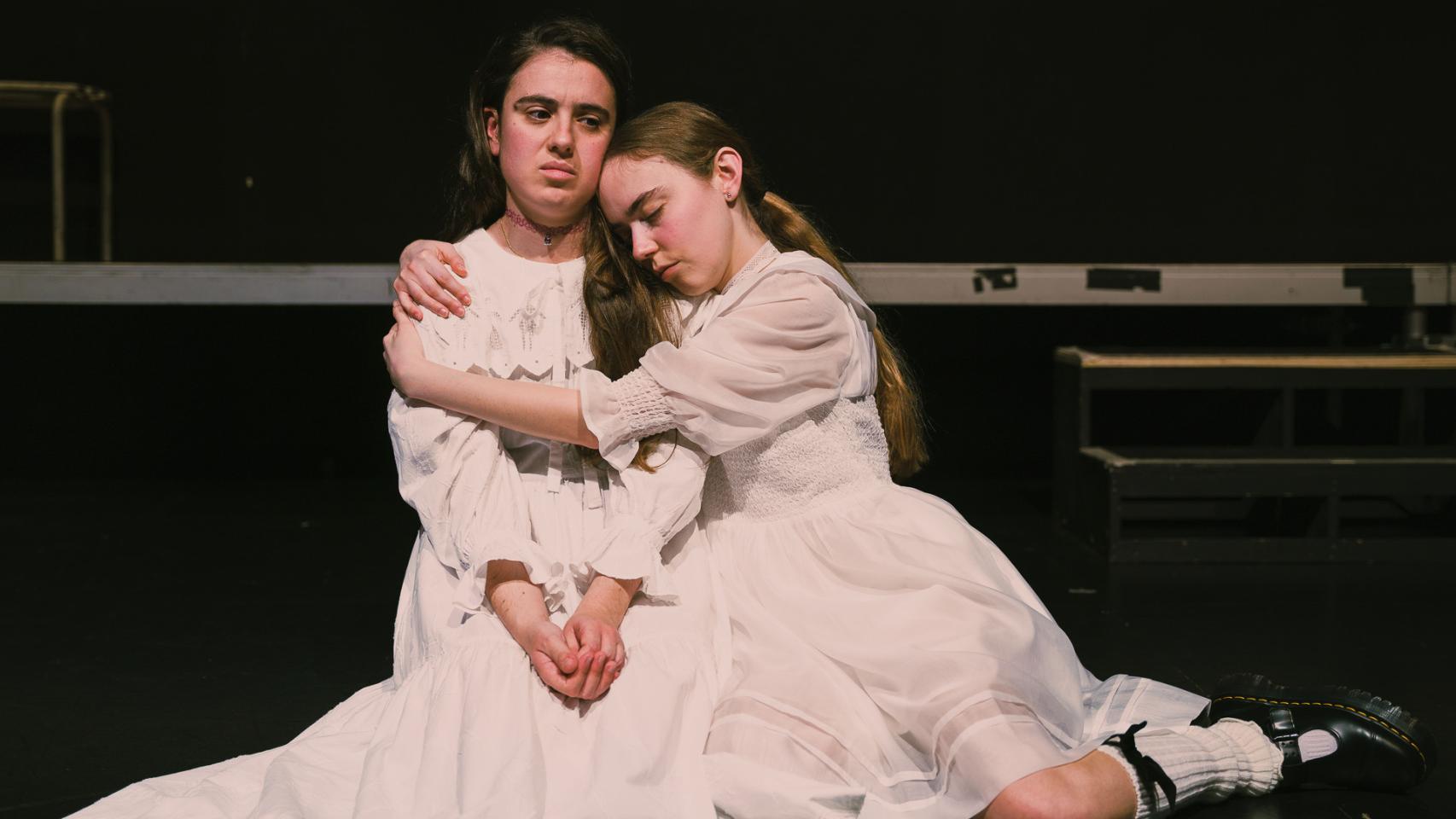 Valèria Sorolla y María Cerezuela en un ensayo de 'Primera sangre'. Foto: Luz Soria