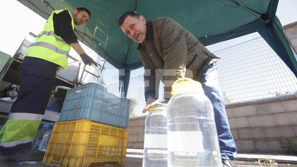Un vecino de Pozoblanco (Córdoba), durante el reparto con agua en camión cisterna.